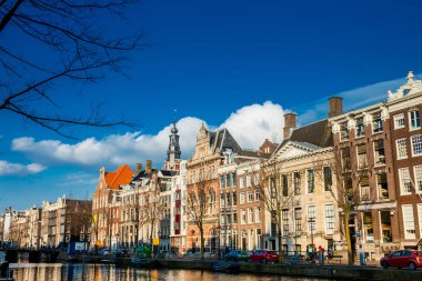 Amsterdam, Hollanda - Mart, 2018: Kanallar, tekneler ve Amsterdam'ın eski Merkez ilçe, güzel mimari