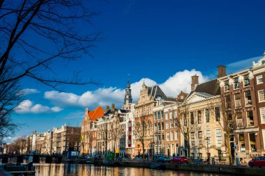 Amsterdam, Hollanda - Mart, 2018: Kanallar, tekneler ve Amsterdam'ın eski Merkez ilçe, güzel mimari