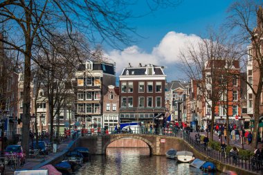 Amsterdam, Hollanda - Mart, 2018: Kanallar, tekneler ve Amsterdam'ın eski Merkez ilçe, güzel mimari