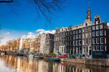 Amsterdam, Hollanda - Mart, 2018: Kanallar, tekneler ve Amsterdam'ın eski Merkez ilçe, güzel mimari