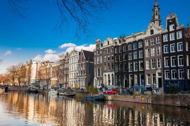 Amsterdam, Hollanda - Mart, 2018: Kanallar, tekneler ve Amsterdam'ın eski Merkez ilçe, güzel mimari