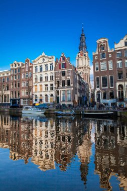 Amsterdam, Hollanda - Mart, 2018: Kanallar, tekneler ve Amsterdam'ın eski Merkez ilçe, güzel mimari