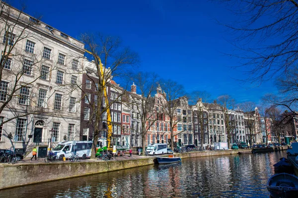 アムステルダムの古い中心で美しい建築物 船運河アムステルダム オランダ 2018 — ストック写真