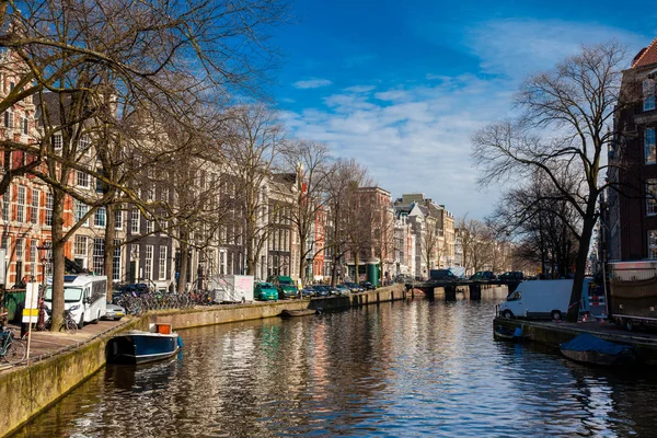 アムステルダムの古い中心で美しい建築物 船運河アムステルダム オランダ 2018 — ストック写真