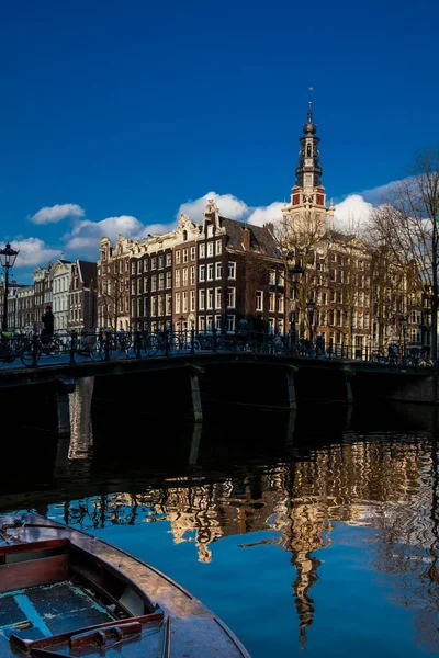 Amsterdam Países Bajos Marzo 2018 Canales Barcos Hermosa Arquitectura Casco —  Fotos de Stock