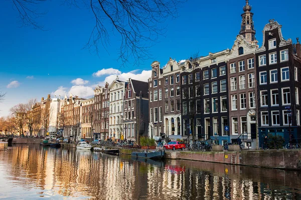 Amsterdam Holandia Marca 2018 Kanały Łodzie Pięknej Architektury Starej Dzielnicy — Zdjęcie stockowe