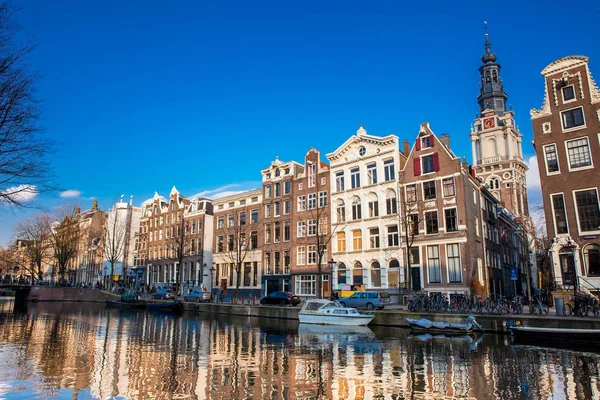 Amsterdam Holandia Marca 2018 Kanały Łodzie Pięknej Architektury Starej Dzielnicy — Zdjęcie stockowe