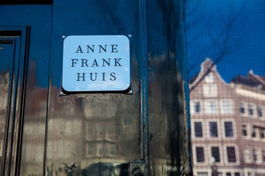 Amsterdam, Hollanda - Mart, 2018: Amsterdam eski Merkez bölgesinde yer alan Anne Frank house, kapı