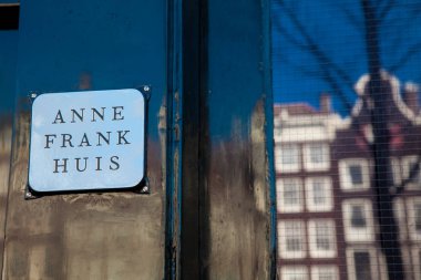 Amsterdam, Hollanda - Mart, 2018: Amsterdam eski Merkez bölgesinde yer alan Anne Frank house, kapı