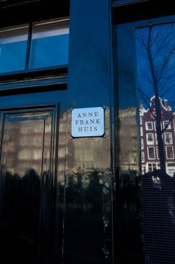 Amsterdam, Hollanda - Mart, 2018: Amsterdam eski Merkez bölgesinde yer alan Anne Frank house, kapı