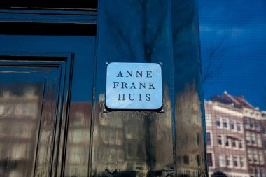 Amsterdam, Hollanda - Mart, 2018: Amsterdam eski Merkez bölgesinde yer alan Anne Frank house, kapı