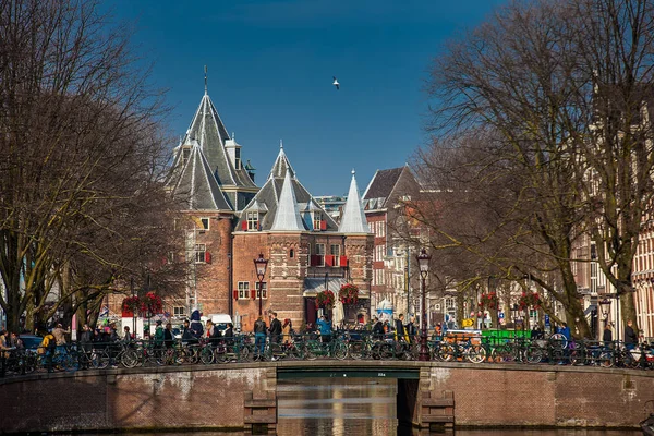 阿姆斯特丹 2018年3月 阿姆斯特丹美丽的运河 自行车和 Waag 位于新市场公寓广场的第十五世纪建筑 — 图库照片