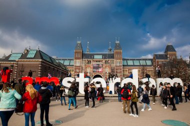 Amsterdam, Hollanda - Mart, 2018: ı fotoğraf çekmek turist Ulusal Müzesi önündeki Amsterdam işareti seviyorum.