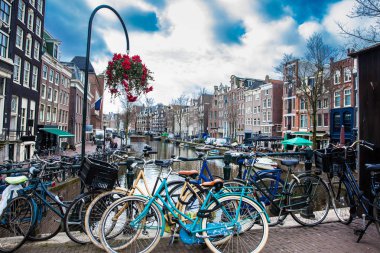 Bisiklet, kanallar, çiçekler ve Amsterdam eski Merkez İlçe Mimarlık