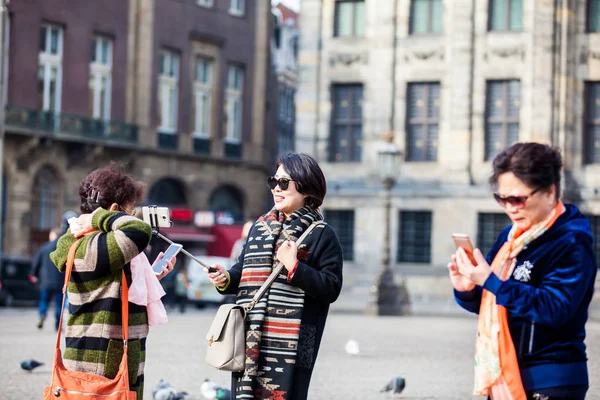 Amsterdam Nederland Maart 2018 Aziatische Toeristen Met Behulp Van Hun — Stockfoto