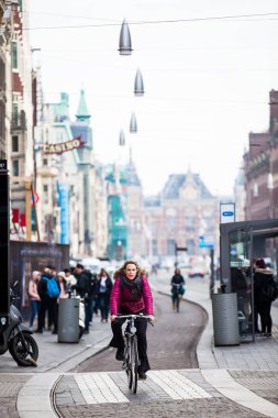 Amsterdam, Hollanda - Mart, 2018: Amsterdam eski Merkez ilçe, soğuk erken bahar günü bisikletçi