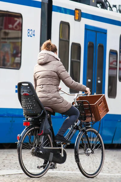 Amsterdão Países Baixos Março 2018 Ciclista Dia Frio Início Primavera — Fotografia de Stock