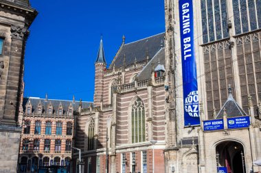 Amsterdam, Hollanda - Mart, 2018: Yeni Dam Square Amsterdam'ın eski orta bölgede bulunan kilise