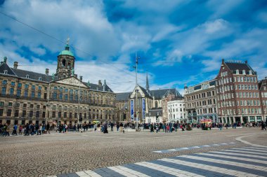 Amsterdam, Hollanda - Mart, 2018: Dam Meydanı ve Kraliyet Sarayı Amsterdam eski Merkez soğukta erken bahar günü