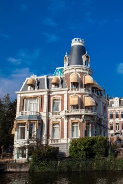 Kanallar ve Amsterdam'ın eski orta bölgesinin güzel mimari