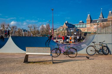 Amsterdam, Hollanda - Mart, 2018: Amsterdam'da Museumplein'e bulunan kaykay rampası