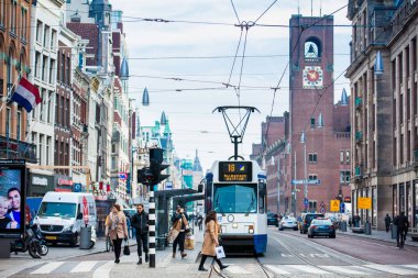 Amsterdam, Hollanda - Mart, 2018: genel görünümünü Damrak avenue Dam Meydanı'na