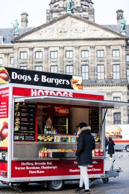Küçük gıda kamyon Amsterdam, Hollanda - Mart, 2018: Dam Square, Amsterdam eski Merkez İlçe