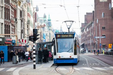 Amsterdam, Hollanda - Mart, 2018: genel görünümünü Damrak avenue Dam Meydanı'na