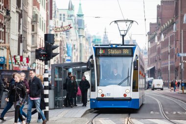 Amsterdam, Hollanda - Mart, 2018: genel görünümünü Damrak avenue Dam Meydanı'na