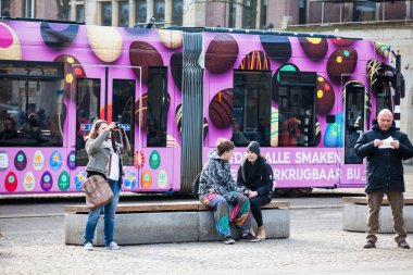 Amsterdam, Hollanda - Mart, 2018: Dam Meydanı bir soğuk erken bahar günü turist