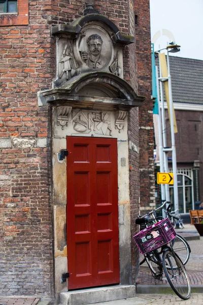 Amsterdam Países Bajos Marzo 2018 Bicicleta Junto Edificio Tradicional Casco — Foto de Stock