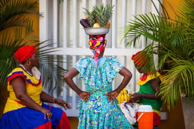 Cartagena De Indias, Kolombiya - Ağustos, 2018: Cartagena de Indias geleneksel meyve sokak satıcısı Palenquera denir