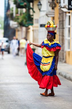 Cartagena De Indias, Kolombiya - Ağustos, 2018: Cartagena de Indias geleneksel meyve sokak satıcısı Palenquera denir