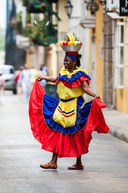 Cartagena De Indias, Kolombiya - Ağustos, 2018: Cartagena de Indias geleneksel meyve sokak satıcısı Palenquera denir