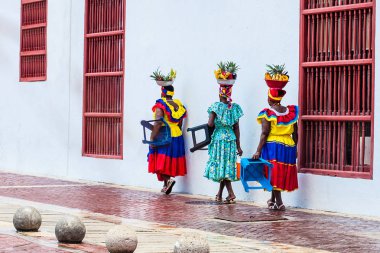 Cartagena De Indias, Kolombiya - Ağustos, 2018: Cartagena de Indias geleneksel meyve sokak satıcısı Palenquera denir