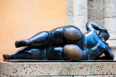 Cartagena De Indias, Kolombiya - Ağustos, 2018: Şişman Gertrudis Santo Domingo Meydanı Cartagena de Indias Reclined figürü Fernando Botero'nın heykeli