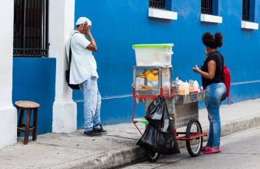 Cartagena De Indias, Kolombiya - Ağustos, 2018: Cartagena de Indias tipik kızartmaları Street satışı