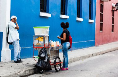 Cartagena De Indias, Kolombiya - Ağustos, 2018: Cartagena de Indias tipik kızartmaları Street satışı