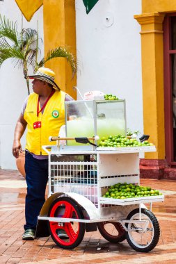 Cartagena De Indias, Kolombiya - Ağustos, 2018: Cartagena de Indias duvarlı şehir limonata sokak satıcıda