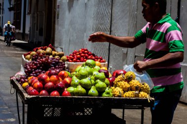 Cartagena De Indias, Kolombiya - Ağustos, 2018: Tropikal meyve sokak satıcısı, Cartagena de Indias duvarlı şehir