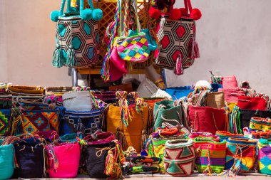 Cartagena De Indias, Kolombiya - Ağustos, 2018: Street satmak Cartagena de Indias el işi geleneksel Wayuu torba