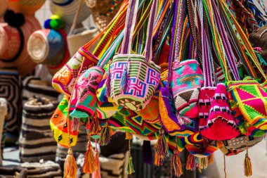 Cartagena De Indias, Kolombiya - Ağustos, 2018: Street satmak Cartagena de Indias el işi geleneksel Wayuu torba