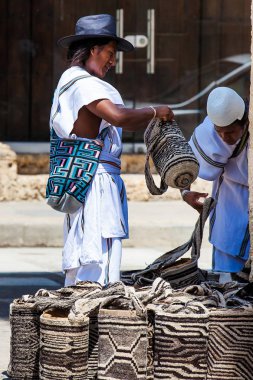 Cartagena De Indias, Kolombiya - Ağustos, 2018: İki Arhuaco erkekler Cartagena de Indias geleneksel çanta satış onların geleneksel giysileri ile giyinmiş