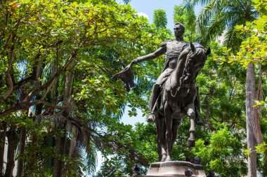 Cartagena De Indias, Kolombiya - Ağustos, 2018: Cartagena de Indias duvarlı şehir Bolivar Park'ta bulunan Simon Bolivar heykeli