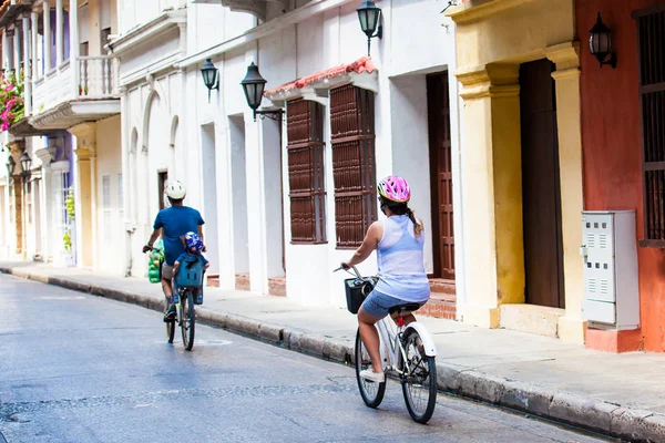 Cartagena Indias Colombia Augustus 2018 Familie Rijden Huurfietsen Rond Ommuurde — Stockfoto