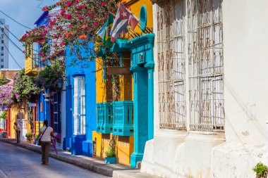 Cartagena De Indias, Kolombiya - Ağustos, 2018: Renkli evleri Tumbamuertos sokakta Cartagena de Indias duvarlı şehir