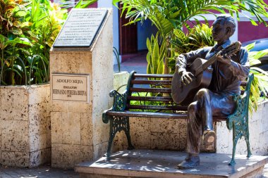 Cartagena De Indias, Kolombiya - Ağustos, 2018: Adolfo Mejia heykel Cartagena de Indias duvarlı şehir San Diego Meydanı'nda yer alan