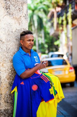 Cartagena De Indias, Kolombiya - Ağustos, 2018: Kolombiya futbol takımı formaları Cartagena de Indias duvarlı şehir, sokak satıcısı