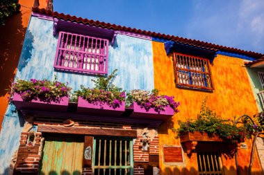 Cartagena de Indias duvarlı şehir renkli colonial evlerde