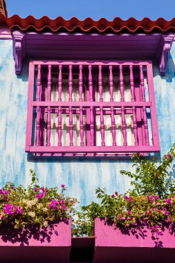 Cartagena de Indias duvarlı şehir renkli colonial evlerde